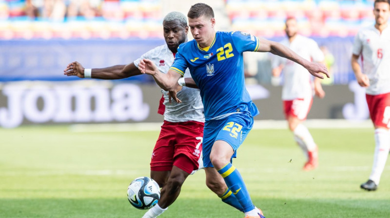 Ukrainis Mikola Matvijenko cīņā pret Maltas futbolistu Džozefu Mbongu. Foto: Jakub Gavlak/EPA/Scanpix