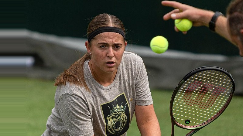 Aļona Ostapenko gatavojas startam Birmingemā. Foto: Luke Mayes / @lukemayes8