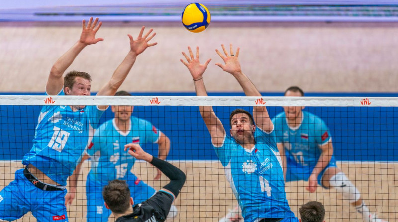 Slovēnijas valstsvienības volejbolisti blokā. Foto: volleyballworld.com