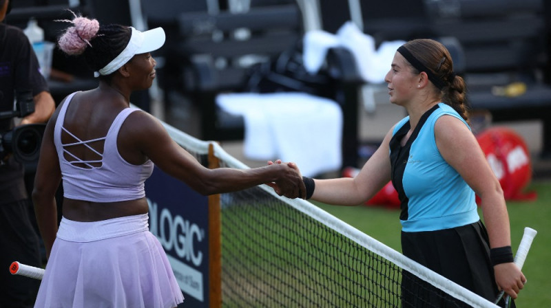 Venusa Viljamsa un Aļona Ostapenko. Foto: Action Images/Reuters/Scanpix