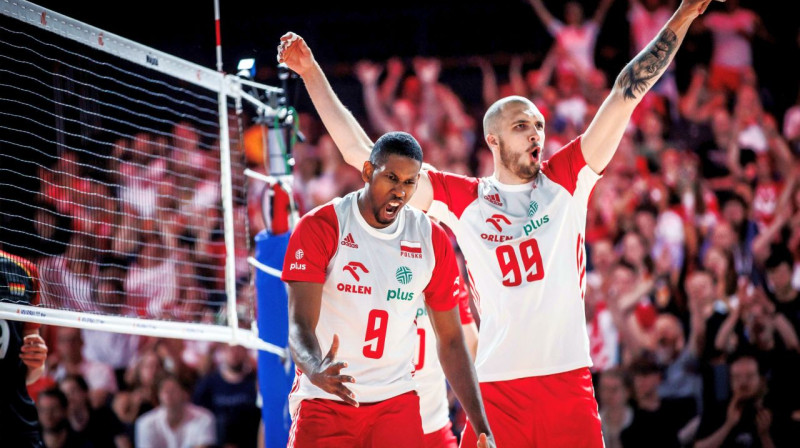 Polijas valstsvienības volejbolisti Vilfredo Leons Venero (Nr. 9) un Norberts Hubers (Nr. 99). Foto: volleyballworld.com