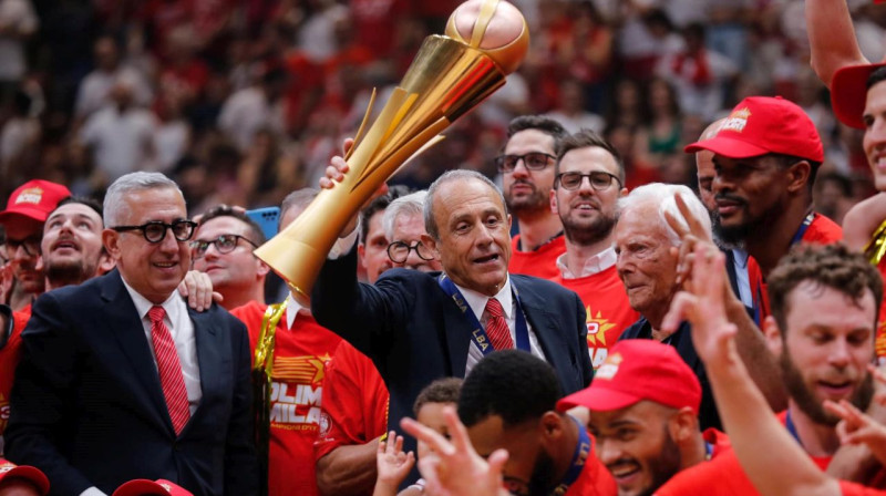 Milānas "Olimpia" galvenais treneris Etore Mesina ar Itālijas A sērijas trofeju. Foto: Olimpia Milano