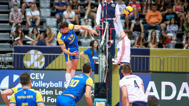 Ukrainas valstsvienības volejbolists Vasils Tupčī uzbrukumā. Foto: CEV