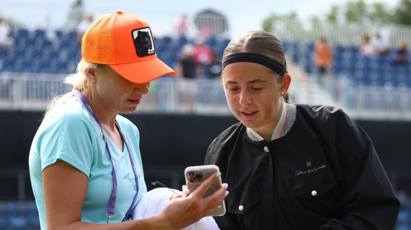 Ludmila Kičenoka un Aļona Ostapenko. Foto: Reuters/Scanpix