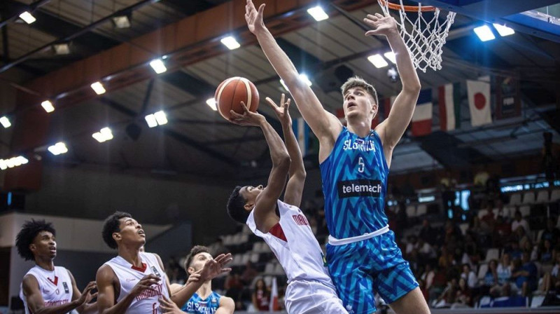 Slovēnijas U19 valstsvienības basketbolists Vukašins Todorovičs (Nr. 5) aizsardzībā. Foto: FIBA