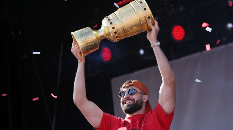 Joško Gvardiols svin izcīnīto Vācijas kausu. Foto: Reuters/Scanpix