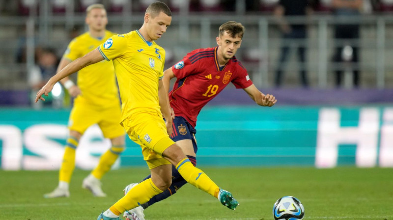 Ivans Želizko spēlē pret Spānijas U21 valstsvienību. Foto: Andreea Alexandru/AP/Scanpix