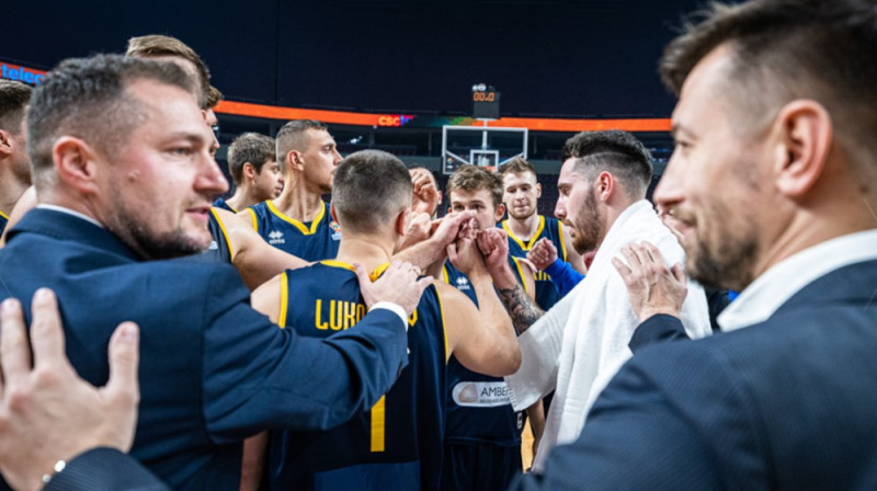 Raimonds Feldmanis (pa kreisi) ar Ukrainas izlasi. Foto: FIBA