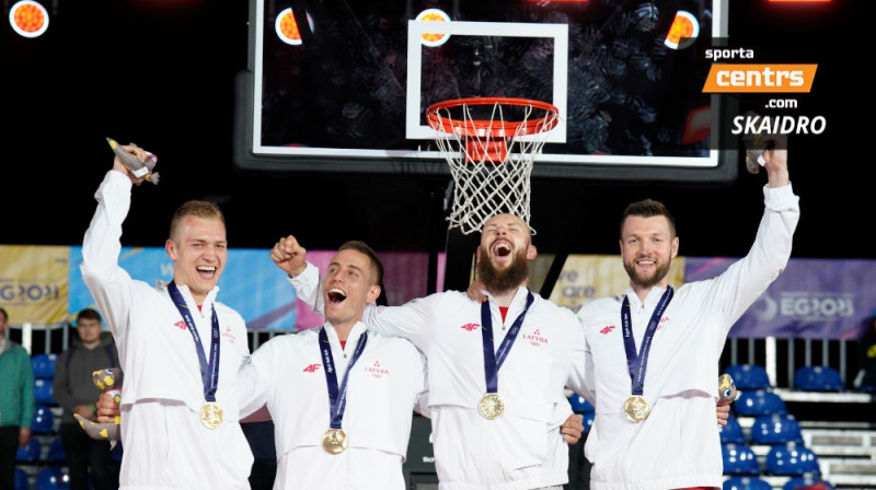 Latvijas 3x3 basketbolisti ar izcīnītām Eiropas spēļu zelta medaļām. Foto: LOK/Romāns Kokšarovs