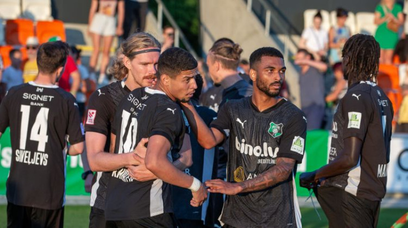 Režinaldu Ramiriss (#10) tiek sveikts ar vārtu guvumu. Foto: Kristians Putniņš/FK Auda