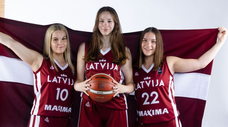 Žozefīne Sīpoliņa, Krista Lukašēvica un Madara Šmite 2023. gada 30. jūnijā. Foto: FIBA