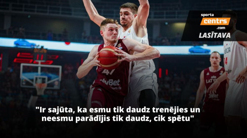 Artūrs Kurucs ar bumbu pret Vaņu Marinkoviču - savu komandas biedru klubā. Foto: FIBA.