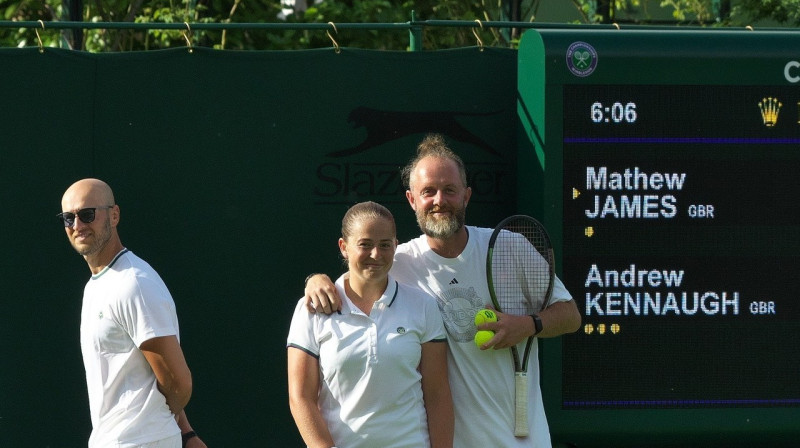 Fiziskās sagatavotības treneris Jura Žurakovskis, tenisiste Aļona Ostapenko, galvenais treneris Stass Hmarskis. Foto: Arata Yamaoka Tennis Club / Ukrainian Tennis Federation