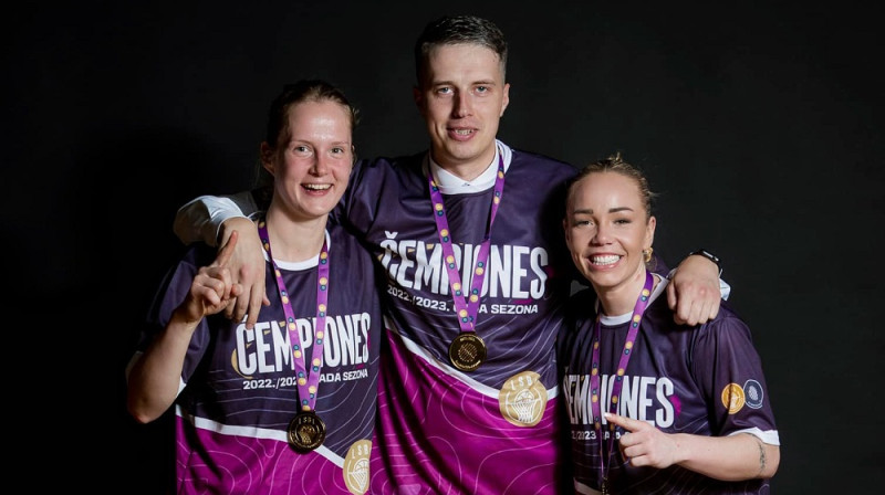 Kate Vilka, Mārtiņš Gulbis un Ilze Jākobsone 2023. gada 23. aprīlī. Foto: Renārs Koris