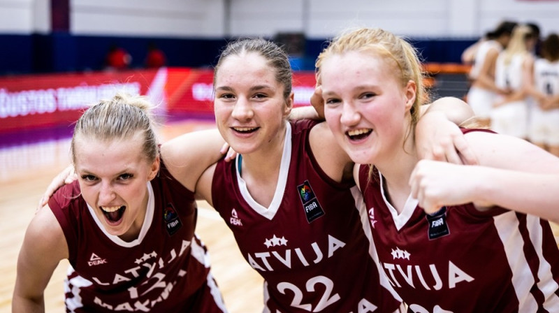 Tīna Grausa, Madara Šmite un Estere Petrus 2023. gada 5. jūlijā. Foto: FIBA