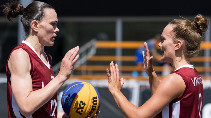 Anete Šteinberga un Ketija Vihmane. Foto: FIBA