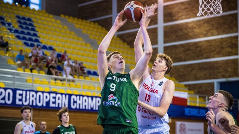 Motejs Krivs ar bumbu. Foto: FIBA