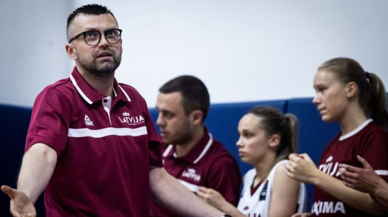 Latvijas U18 sieviešu izlases treneris Rūdolfs Rozītis. Foto: FIBA