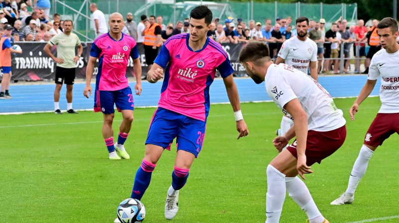 Bratislavas "Slovan" pussargs Marko Toličs ar bumbu. Foto: ŠK Slovan Bratislava