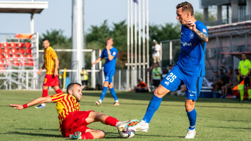 Jovans Popzlatanovs izklupienā pret Petru Marešu. Foto: Sanita Ieva Sparāne