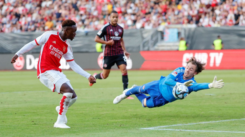 Londonas "Arsenal" futbolists Folarins Baloguns veic sitienu pa Nirnbergas kluba vārtiem. Foto: Daniel Löb/DPA/Picture-Alliance/Scanpix