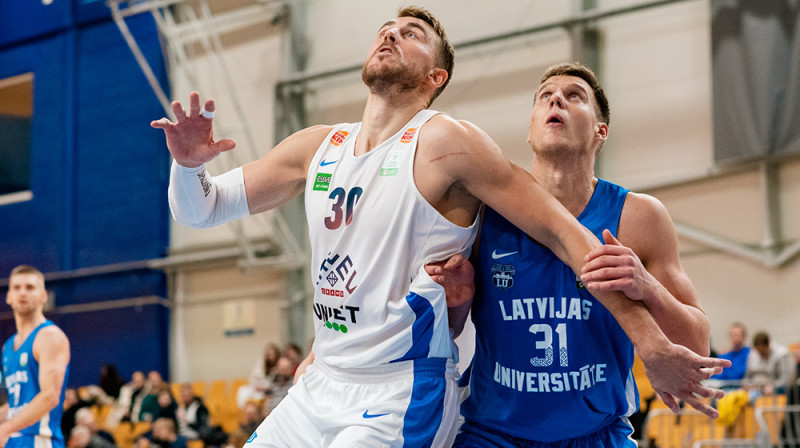 Mārtiņš Meiers zemgroza cīņā ar Edvardu Mežuli. Foto: LU basketbols