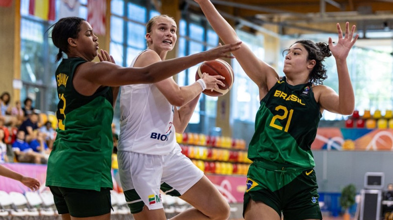 Lietuvas U19 valstsvienības līdere Juste Jocīte Brazīlijas spēlētāju ielenkumā. Foto: FIBA