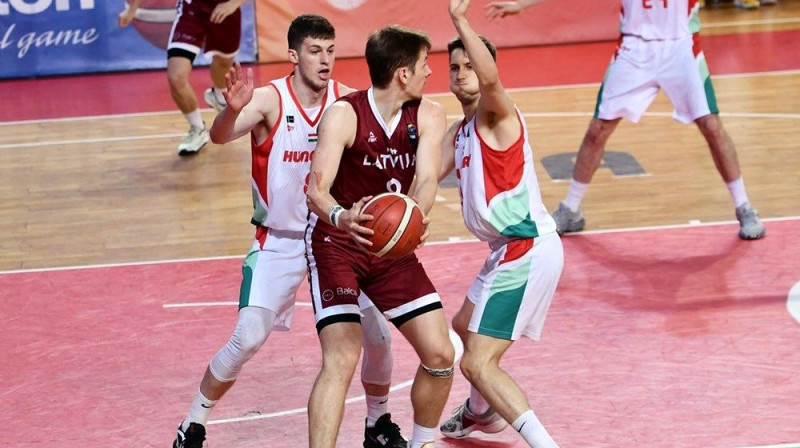 Latvijas U20 valstsvienības basketbolists Daniils Smirnovs Ungārijas spēlētāju ielenkumā. Foto: FIBA