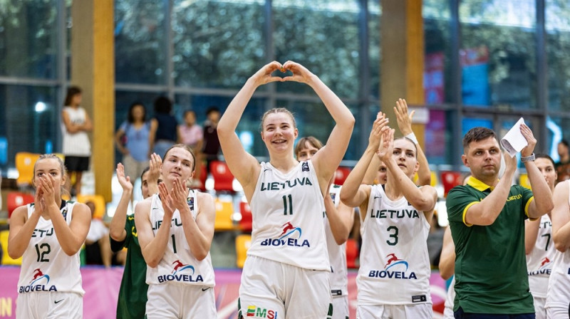 Ugne Sirtautaite #11 un Vilte Andrunavičūte #3. Foto: FIBA