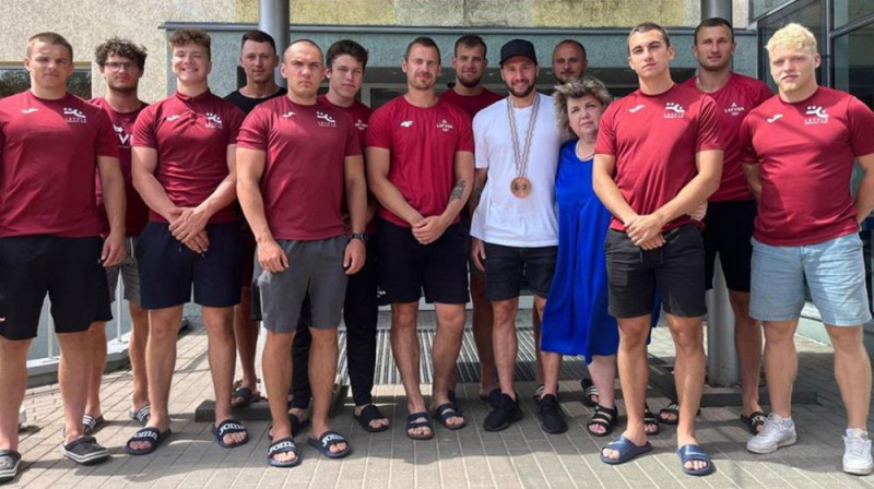 Uvis Balinskis un Latvijas bobsleja izlase. Foto: bobslejs.lv