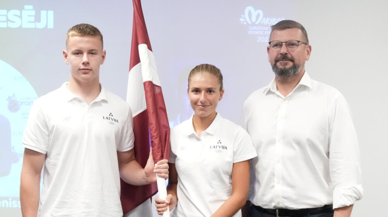 No kreisās: Ņikita Afanasjevs, Adelīna Lačinova un LOK prezidents Jānis Buks. Foto: LOK