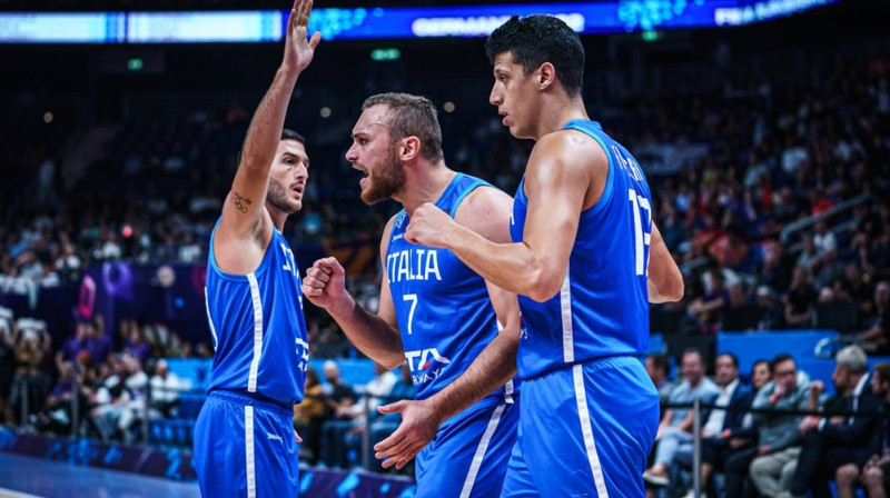 No kreisās: Marko Spisu, Stefano Tonuts un Simone Fontekio. Foto: FIBA