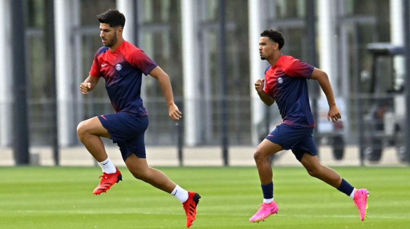 Marko Asensio un Igo Ekitikē. Foto: Paris Saint-Germain