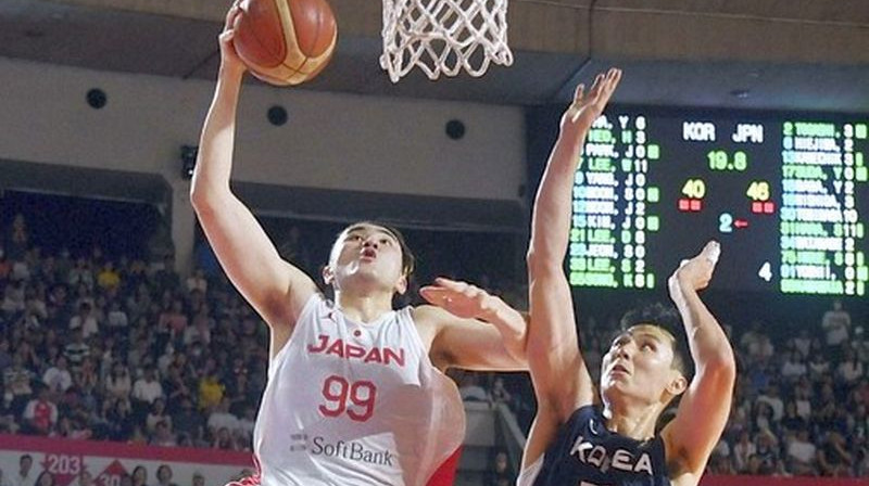 Japānas valstsvienības basketbolists Koja Kavamata uzbrukumā Dienvidkorejas izlases grozam. Foto: Kyodo