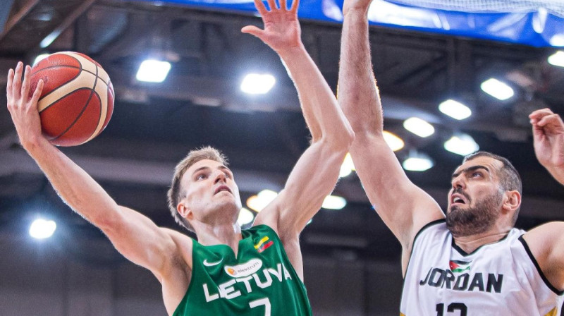 Laurins Beļausks uzbrukumā Jordānijas valstsvienības grozam. Foto: LTU Basketball