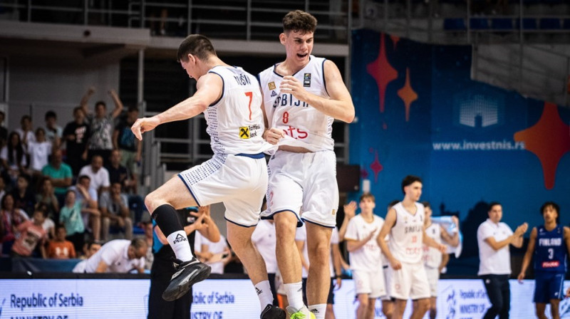 Serbijas U18 valstsvienības basketbolisti Andrejs Mušickis (Nr. 7) un Mitars Bošņakovičs (Nr. 8). Foto: FIBA