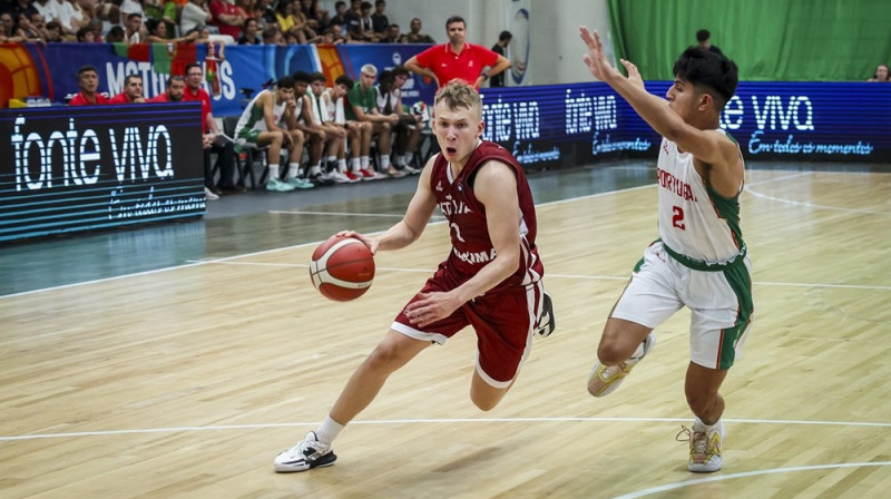 Juris Vītols ar bumbu. Foto: FIBA