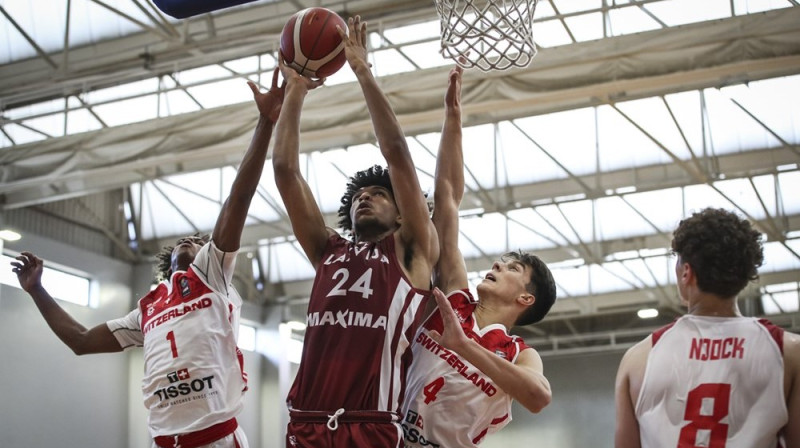 Latvijas U18 valstsvienības basketbolists Fransuā Nkojs-Eale cīņā pie groza. Foto: FIBA