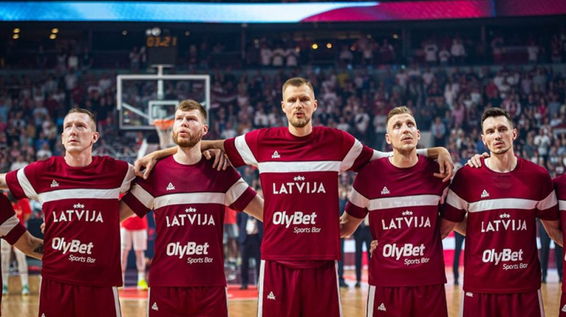 Rolands Šmits, Dāvis Bertāns, Kristaps Porziņģis, Mareks Mejeris, Rodions Kurucs. Foto: FIBA