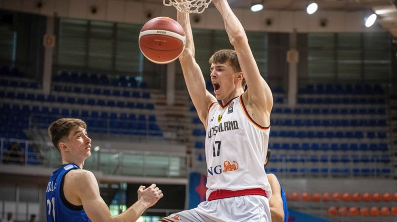 Mirklis pēc Johana Grīnloha veiktā bumbas trieciena grozā. Foto: FIBA