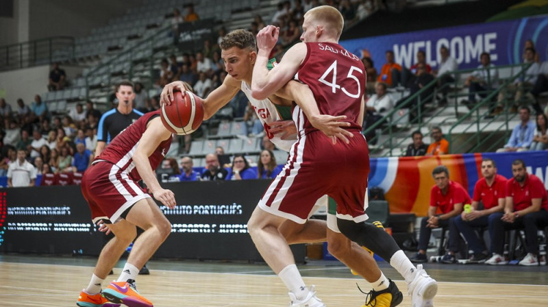 Toms Salnājs (#45) aizsardzībā. Foto: FIBA