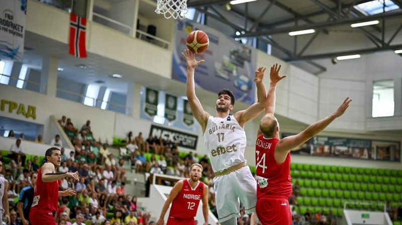 Bulgārijas valstsvienības basketbolists Emils Stoilovs uzbrukumā Norvēģijas izlases grozam. Foto: FIBA