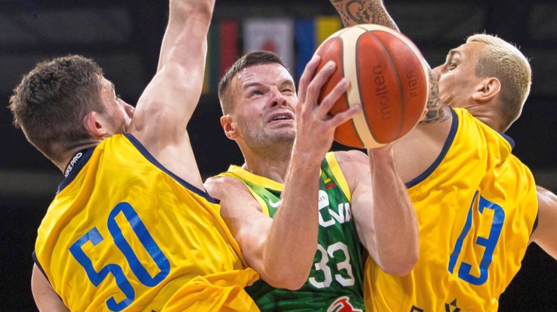 Lietuvietis Tomass Dimša Ukrainas valstsvienības basketbolistu ielenkumā. Foto: LTU Basketball