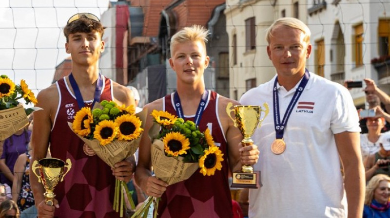 Kristians Fokerots, Olivers Bulgačs, treneris Atvars Vilde. Foto: Gheorghe Grozav / CEV U22 Beach Volleyball European Championships 2023