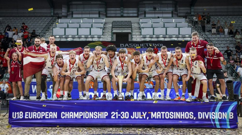 Latvijas U18 izlase pēc zelta izcīnīšanas. Foto: FIBA