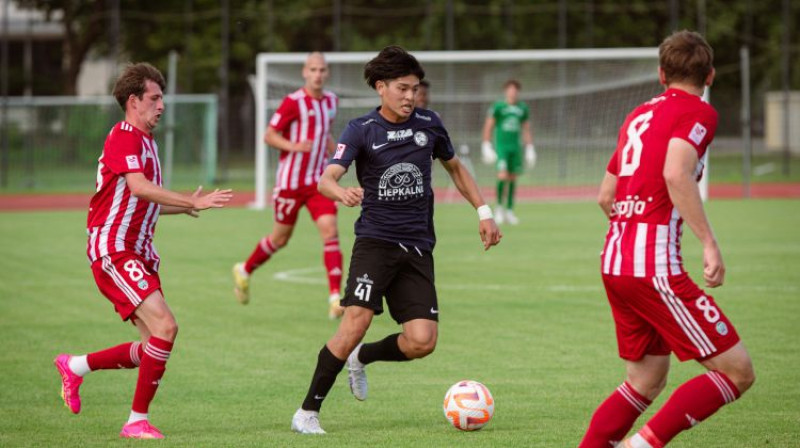 Ikuto Gomi liepājnieku ielenkumā. Foto: Ruslans Antropovs