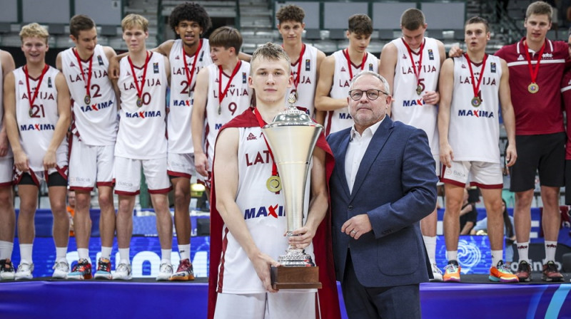 Juris Vītols ar iegūto B divīzijas kausu. Foto: FIBA