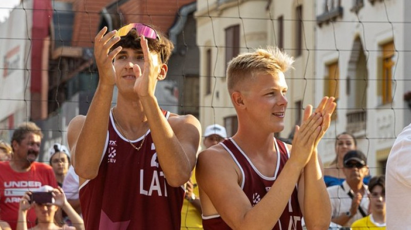 Kristians Fokerots un Olivers Bulgačs. Foto: Gheorghe Grozav/Laura Ardelean / CEV U22 Beach Volleyball European Championships