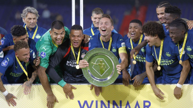 Eindhovenas PSV futbolisti ar Nīderlandes superkausu. Foto: Sem van der Wal/EPA/Scanpix