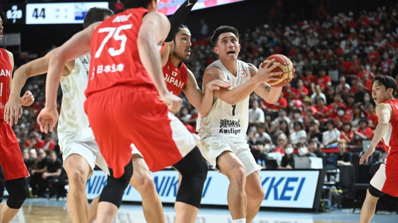 Jaunzēlandes valstsvienības basketbolists Reubens Te Rangi ar bumbu. Foto: Tall Blacks